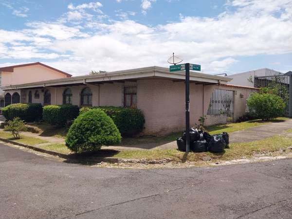 SAN JOS- SOUTH SAVANNA FOR SALE WIDE HOUSE OF 220 M2 WITH LAND OF 372 M2