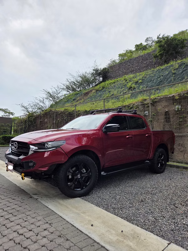 MAZDA BT-50: unico en el pais así de accesorizado / solo 20.000kms / WINCH 12.000lbs, mataburros de Australia, etc..