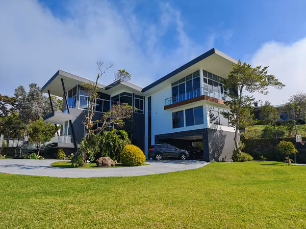 SE VENDE HERMOSA CASA EN RESIDENCIAL EL CASTILLO ,  DE SAN RAFAEL DE HEREDIA 