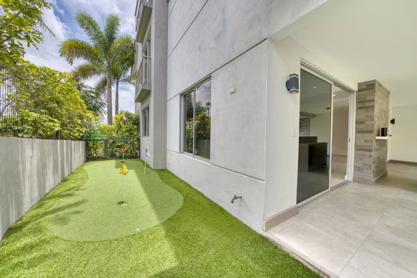 Se Alquila Casa en Condominio Vistas de Escazú en San Rafael 4 Habitaciones y Áreas Verdes al Frente NJA1446JB-A