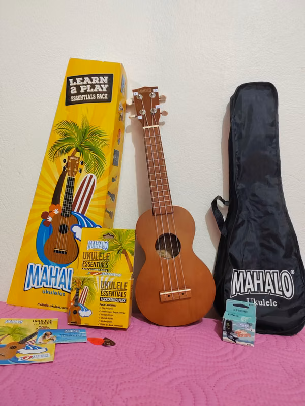 Super Liquidation! Great Complete Lot: Ukulele Mahalo Pack + 6 books + 6 clothes (All used in excl. state)