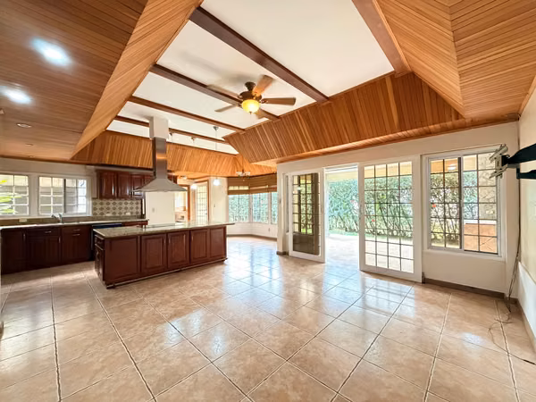 Two separate houses in the same lot, Hacienda los Reyes