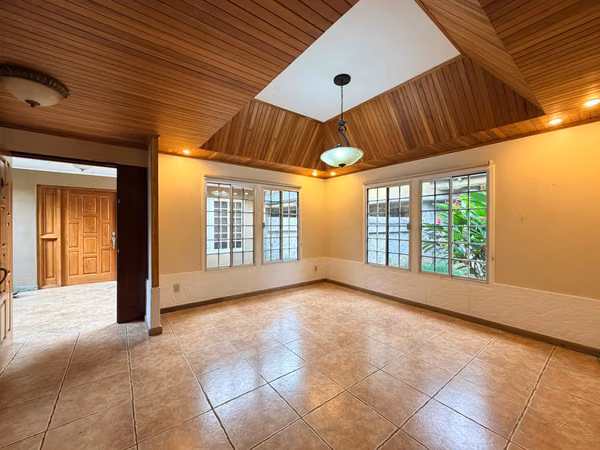 Two separate houses in the same lot, Hacienda los Reyes