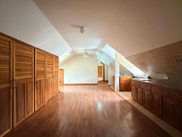 Two separate houses in the same lot, Hacienda los Reyes