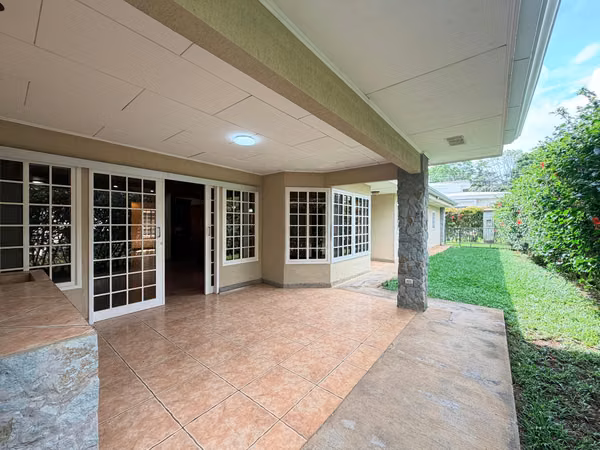 Two separate houses in the same lot, Hacienda los Reyes