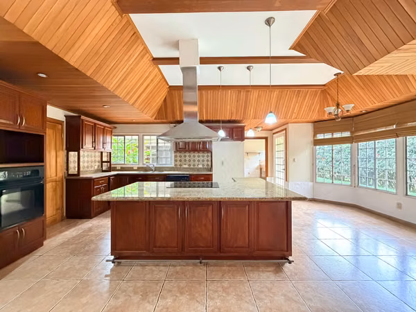 Two separate houses in the same lot, Hacienda los Reyes
