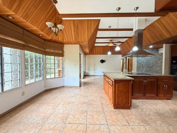 Two separate houses in the same lot, Hacienda los Reyes