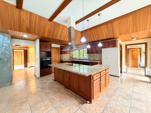 Two separate houses in the same lot, Hacienda los Reyes