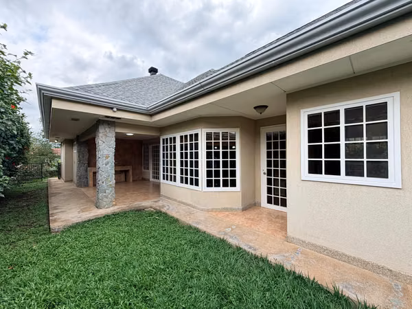 Two separate houses in the same lot, Hacienda los Reyes