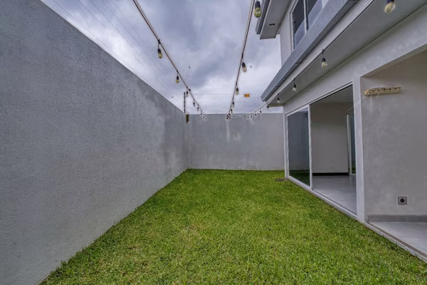 Se Alquila Casa Esquinera en Condominio Altos de Sabanilla, Montes de Oca 3 Habitaciones y Patio Privado NJA1448JB