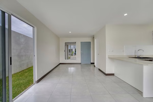 Se Alquila Casa Esquinera en Condominio Altos de Sabanilla, Montes de Oca 3 Habitaciones y Patio Privado NJA1448JB