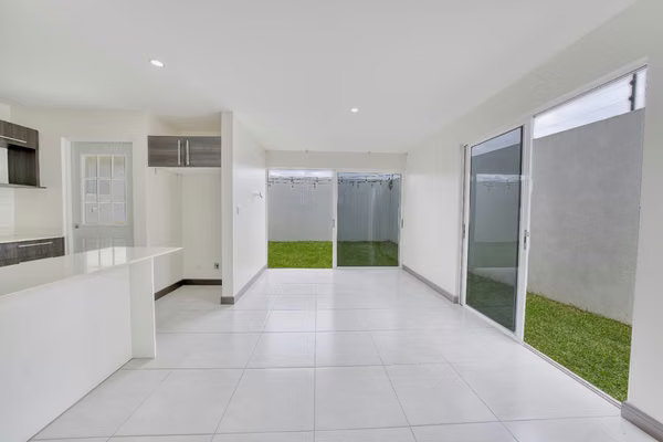 Se Alquila Casa Esquinera en Condominio Altos de Sabanilla, Montes de Oca 3 Habitaciones y Patio Privado NJA1448JB