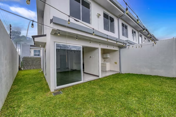 Se Alquila Casa Esquinera en Condominio Altos de Sabanilla, Montes de Oca 3 Habitaciones y Patio Privado NJA1448JB