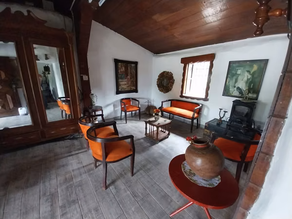 Casa amueblada en alquiler en Piedades, Santa Ana: una residencia con carácter tradicional (ref : 102)