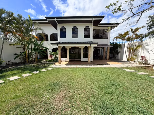 SOLD INDEPENDENT HOUSE IN LUXURY SANTA ANA PIEDAD