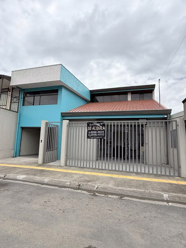 The building is rented in Taras, Cartago, in front of the Pali.