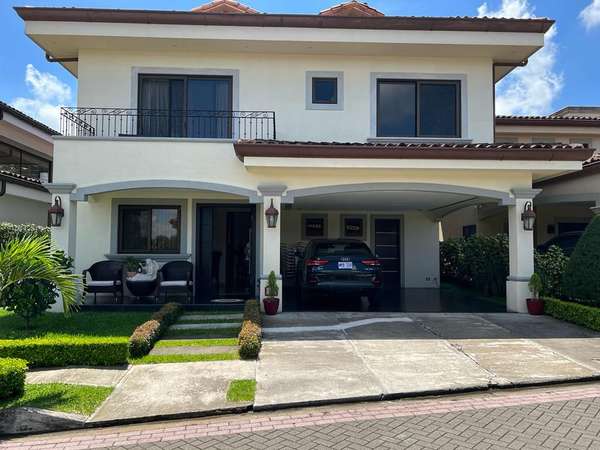 I SELL COLONIAL STYLE HOUSE IN HEREDIA.