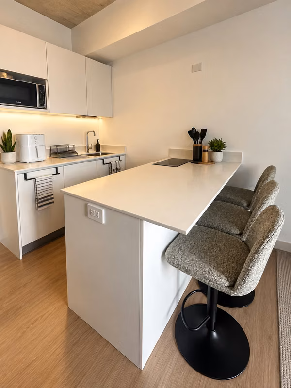 Apartamento Full Amueblado | Vista Panorámica de San José + Balcón | Listo para Mudarse