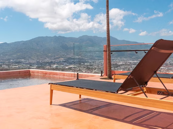 Apartamento Full Amueblado | Vista Panorámica de San José + Balcón | Listo para Mudarse