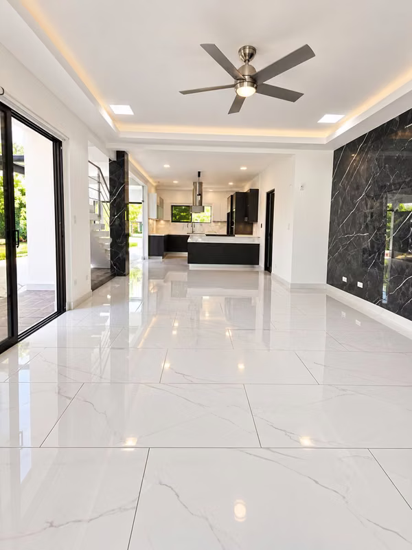 Casa en Alquiler La Guácima | Piscina Privada | 4 Hab | 700 m²
