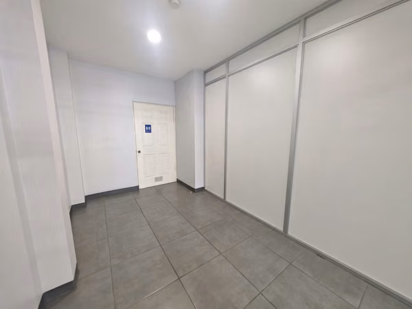 SE ALQUILA AMPLIO LOCAL COMERCIAL EN SAN JOSÉ CENTRO