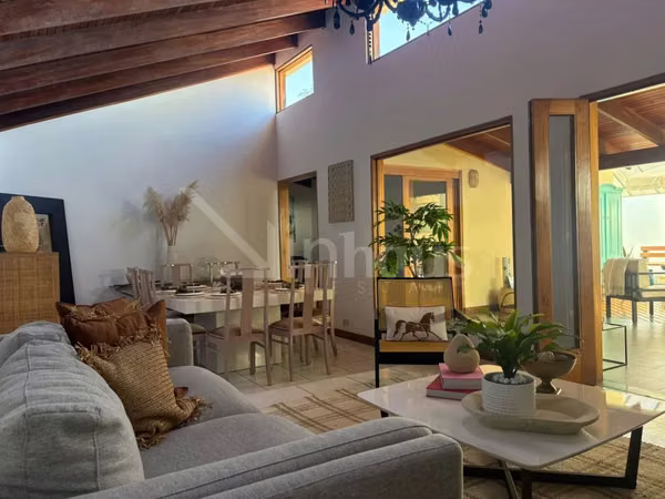 Venta de casa en Lomas de Ayarco.