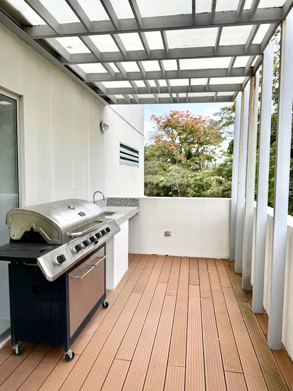 VENTA DE APARTAMENTO CON TERRAZA Y JARDÍN EN SAN RAFAEL DE ESCAZÚ
