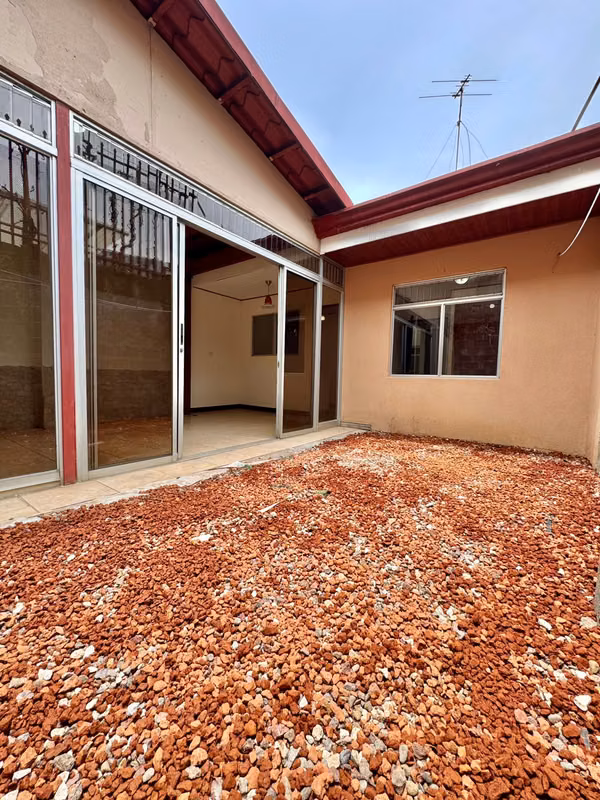 Alquiler Casa Mercedes Sur Heredia: Patio Amplio, Terraza y Pet Friendly cerca de Oxígeno