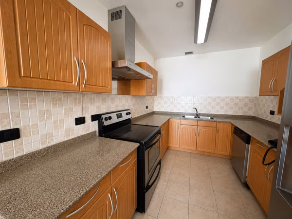 Apartamento cerca de Avenida Escazú | Alquiler o venta. P635