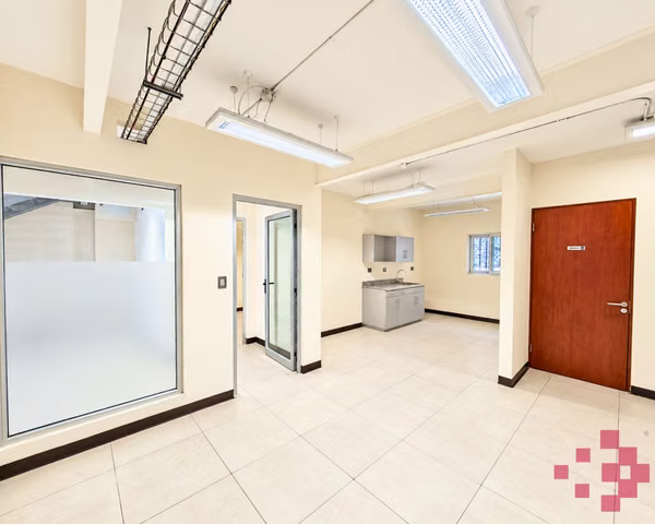 Local Comercial con Oficinas en Alquiler – Oficentro Triviúm, Guachipelín de Escazú