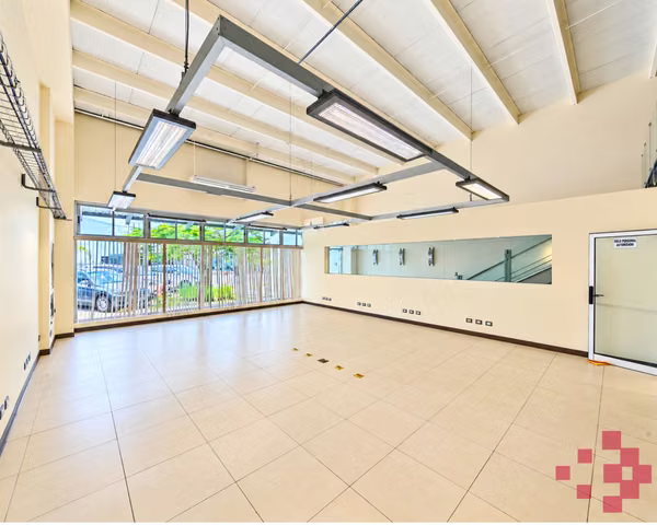 Local Comercial con Oficinas en Alquiler – Oficentro Triviúm, Guachipelín de Escazú