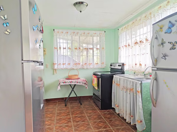 Hermosa casa con Lindo Jardín a 25 minutos de La Fortuna