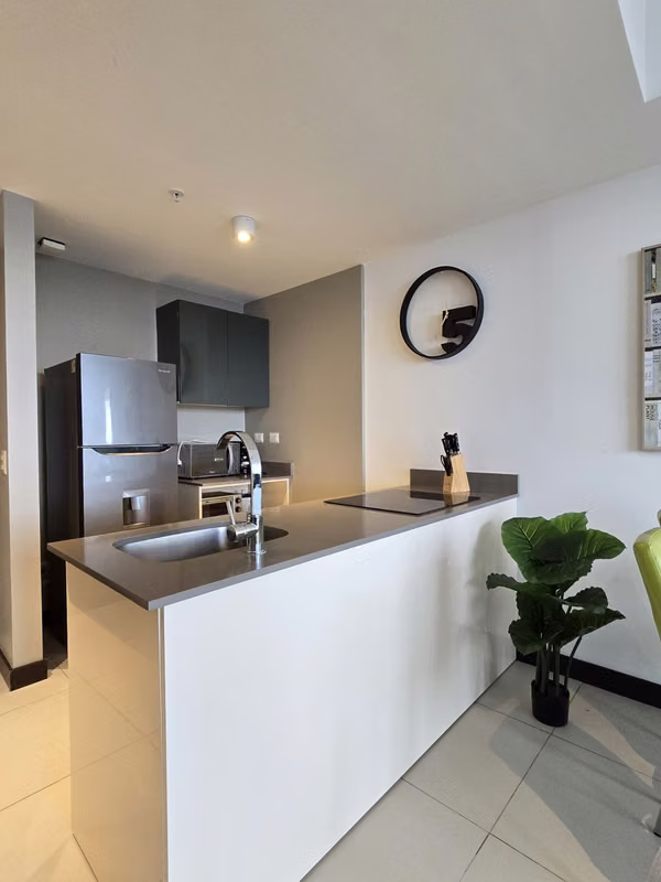 APARTAMENTO AMUEBLADO HERMOSO EN TORRE ROHRMOSER DE UN DORMITORIO CON PARQUEO Y BODEGA