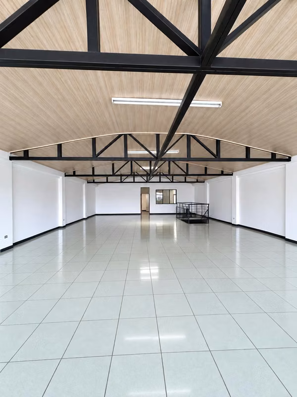 Alquiler de Bodega Con Uso Comercial e Industrial en Belén