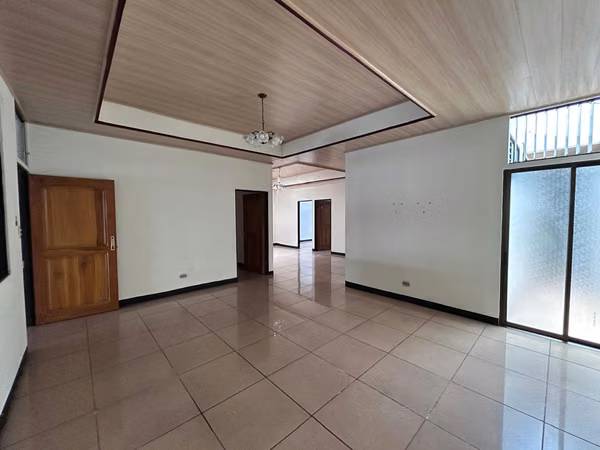 Alquiler de Bodega Con Uso Comercial e Industrial en Belén
