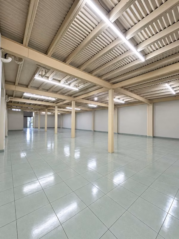 Alquiler de Bodega Con Uso Comercial e Industrial en Belén