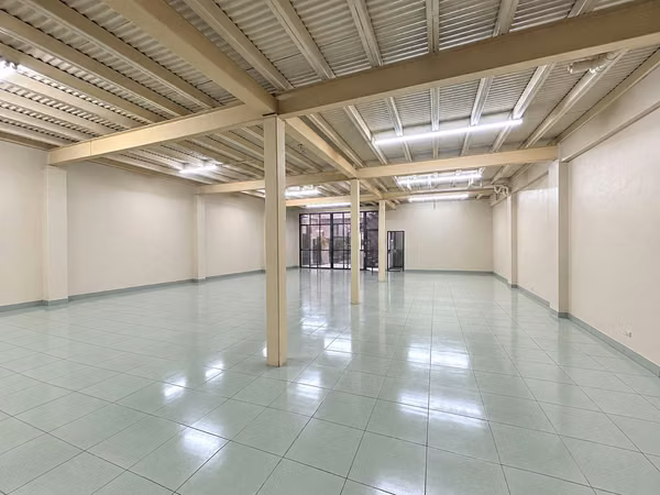 Alquiler de Bodega Con Uso Comercial e Industrial en Belén