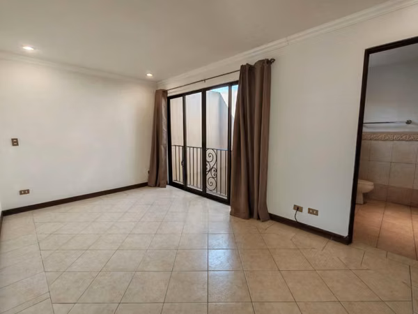 Se alquila apartamento en San Rafael de Escazú. Disponible 15  DE OCTUBRE.