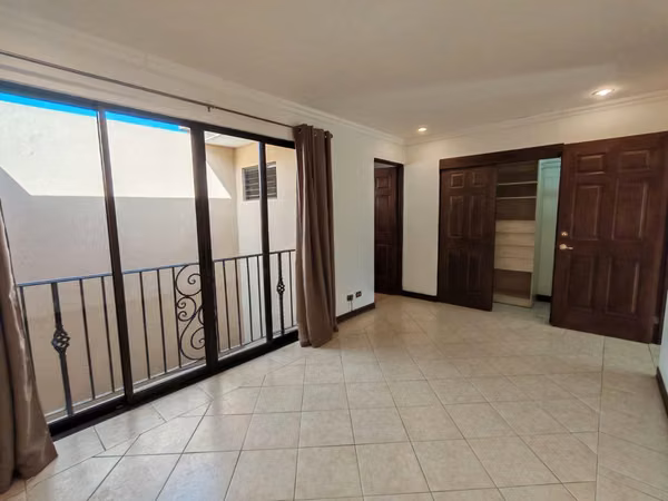 Se alquila apartamento en San Rafael de Escazú. Disponible 15  DE OCTUBRE.