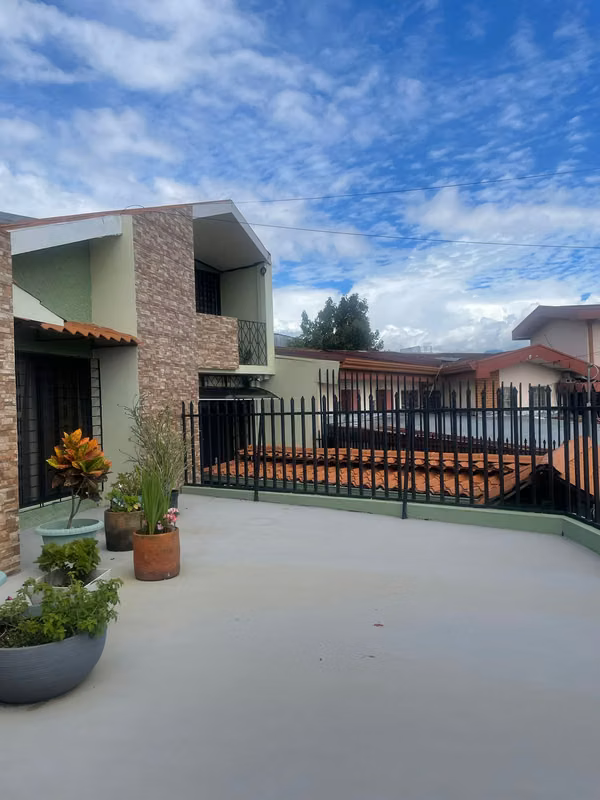 SE VENDE CASA HEREDIA CENTRO