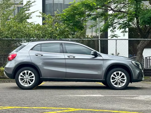 MERCEDES BENZ GLA180