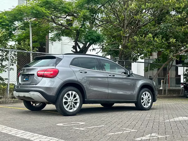 MERCEDES BENZ GLA180