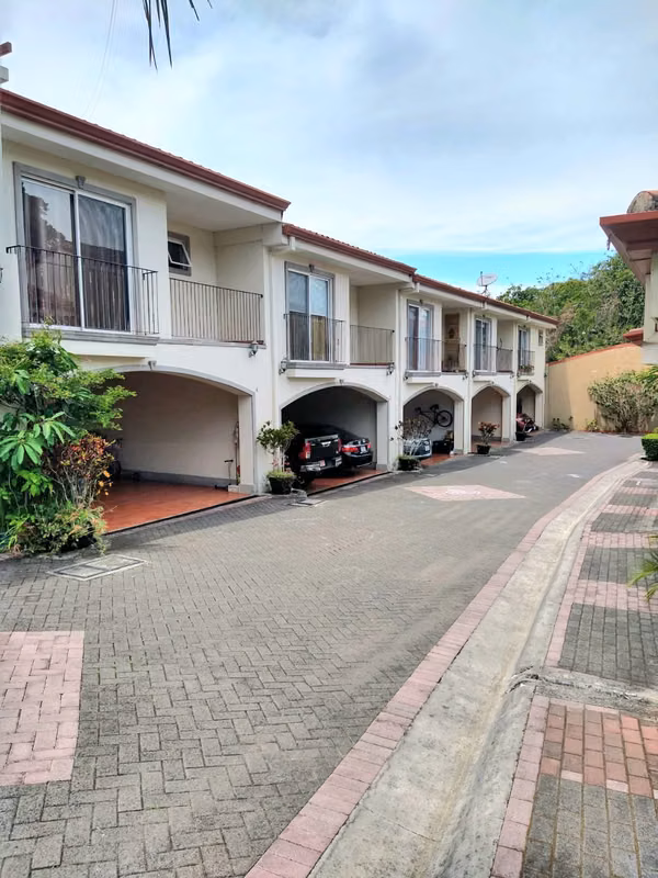 Casa estilo town House en Condominio en Escazú