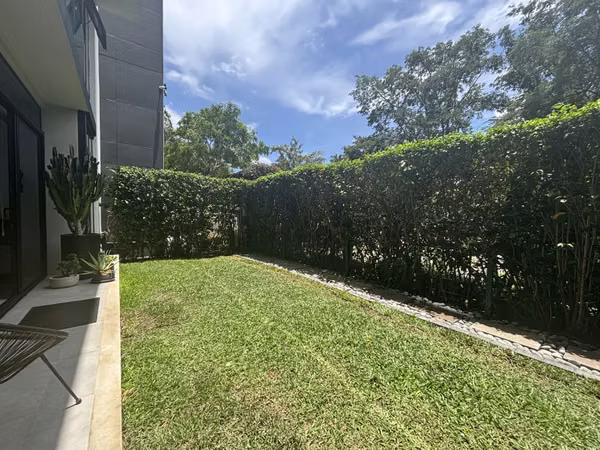 Apartamento en Primer Nivel con Jardín Privado | 2 Habitaciones, 2.5 Baños y Totalmente Amoblado