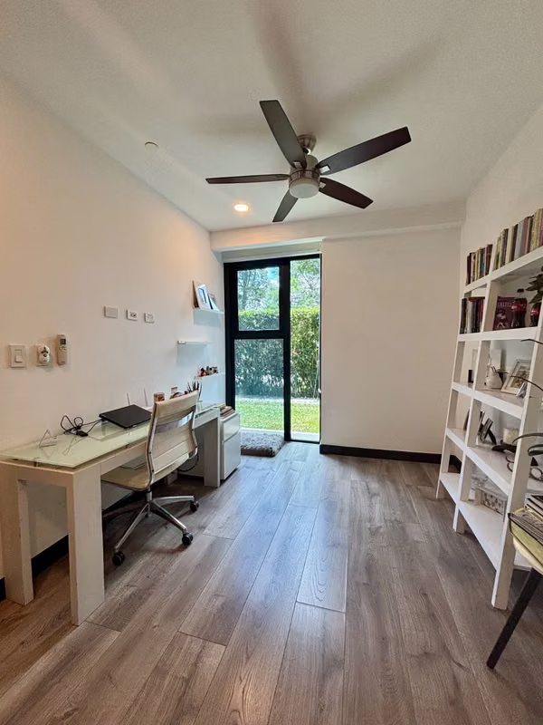 Apartamento en Primer Nivel con Jardín Privado | 2 Habitaciones, 2.5 Baños y Totalmente Amoblado