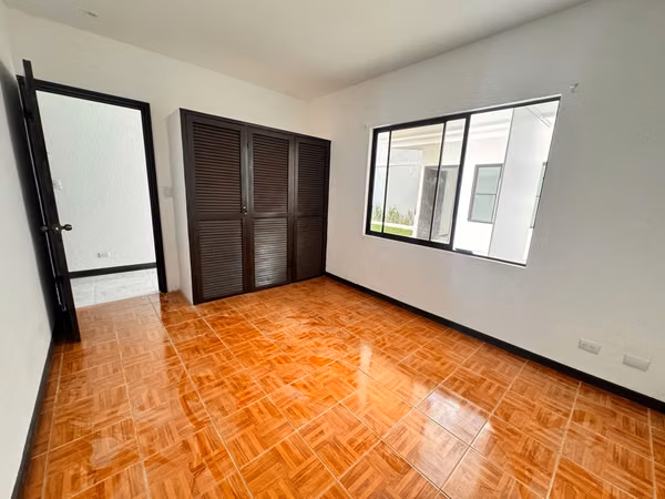 Casa de una planta en zona residencial con patio muy cerca de la Pinares