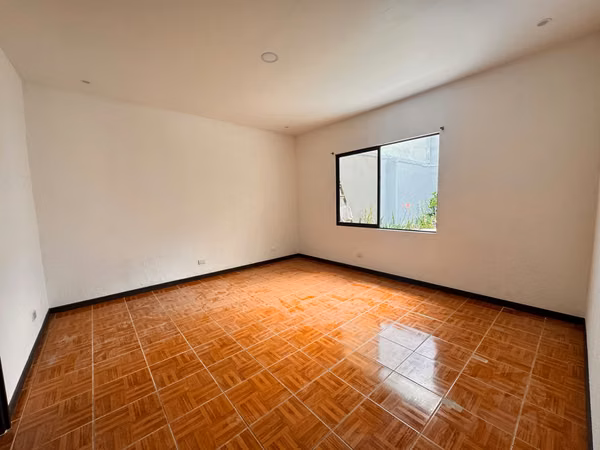 Casa de una planta en zona residencial con patio muy cerca de la Pinares