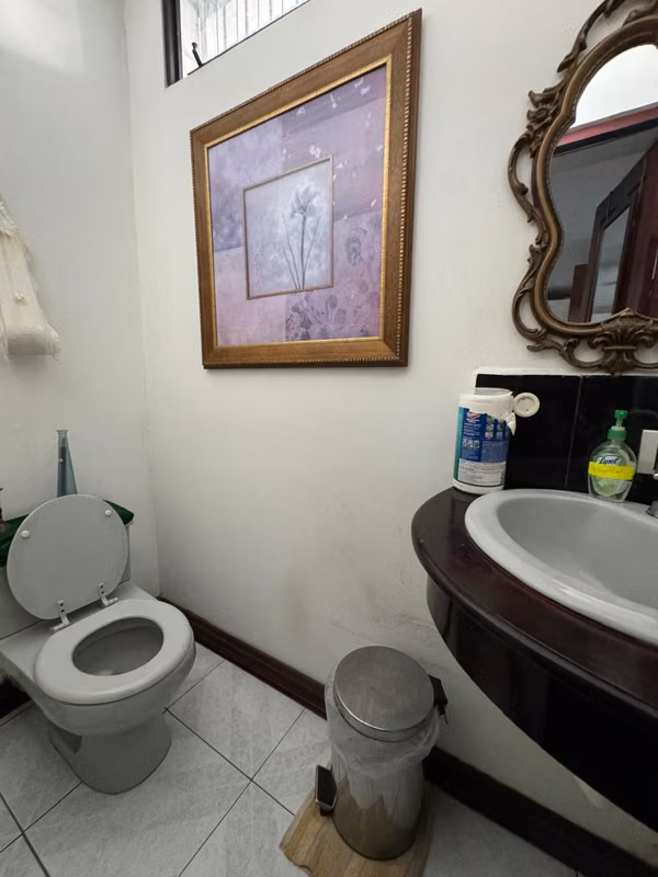 OPORTUNIDAD VENTA DE CASA AMPLIA Y EXCELENTE ESTADO EN ROHRMOSER