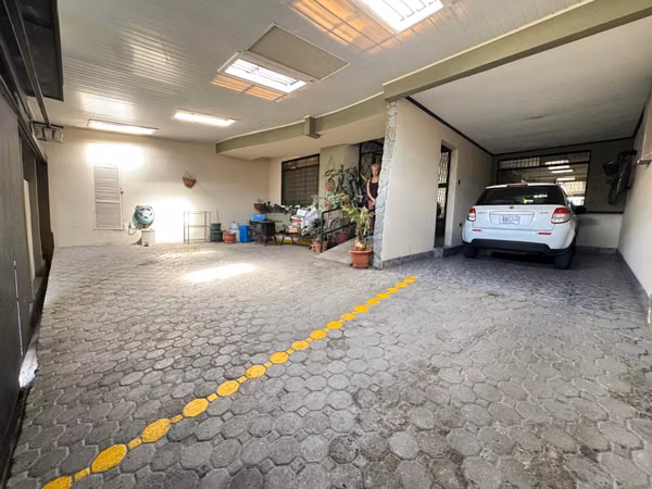 OPORTUNIDAD VENTA DE CASA AMPLIA Y EXCELENTE ESTADO EN ROHRMOSER