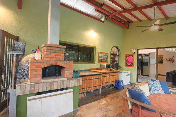 Espectacular Casa con Vistas al Cañón y Casa de Huéspedes en Ciudad Colón